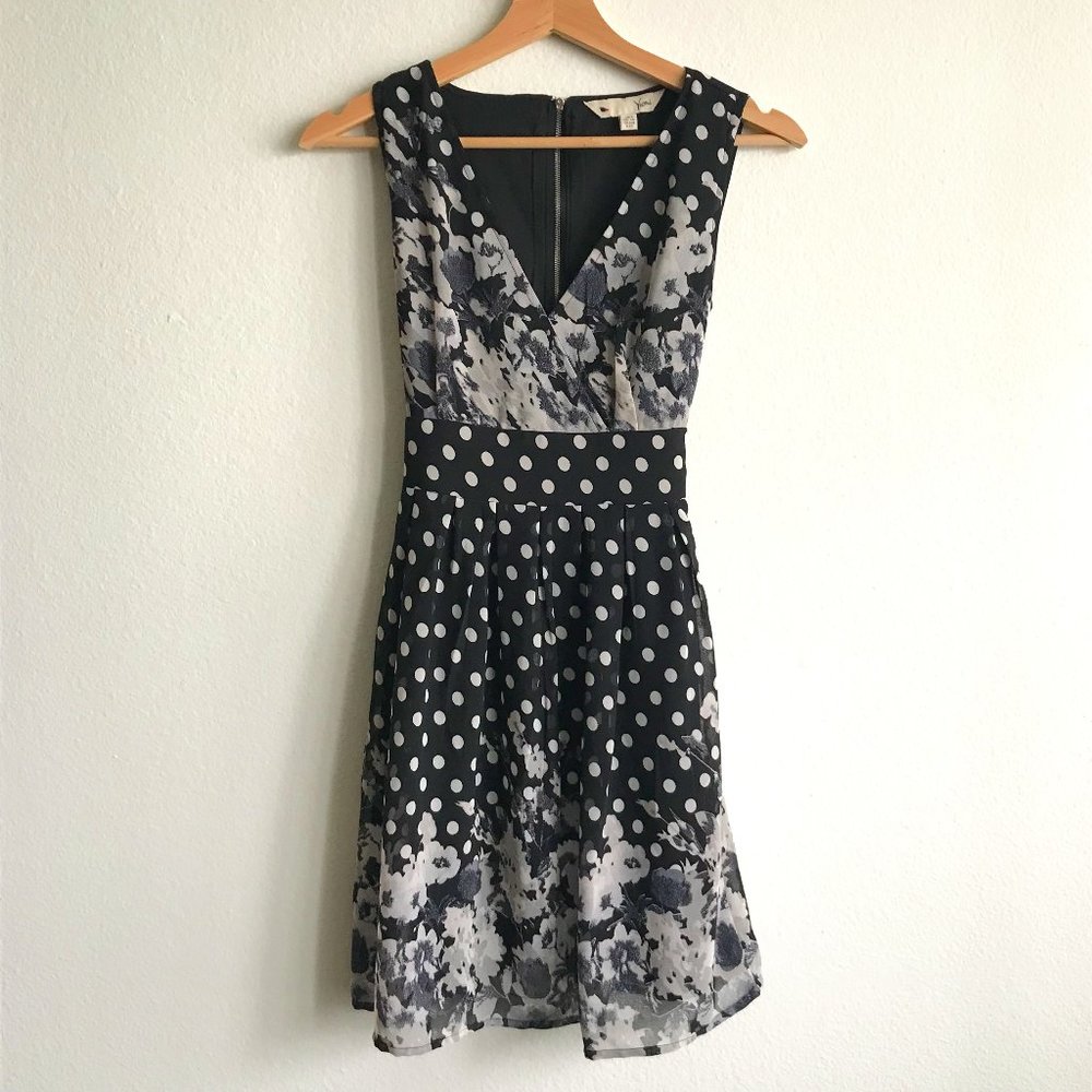 Yumi Sleeveless V Neck Skater Dress In Border Print Black and White Tie Size XXS